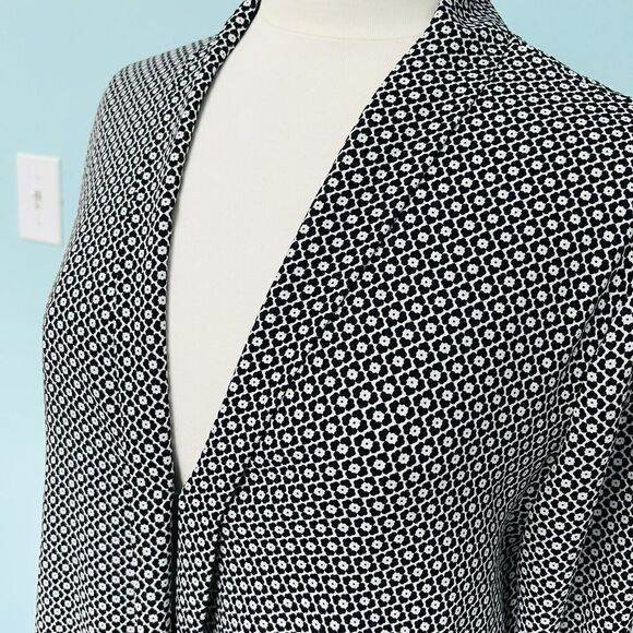 Max Studio Size Medium Long Sleeve Surplice Wrap Blouse Black White Clower 0660 - Picture 5 of 12